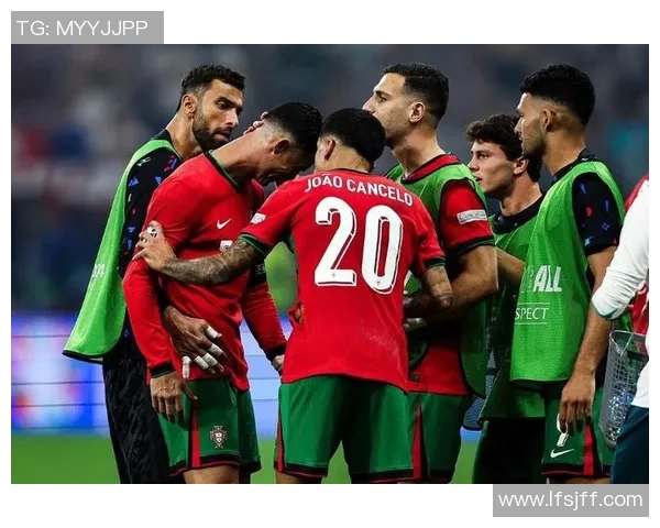 足球明星点球失误瞬间引发热议球迷反应各异情绪复杂